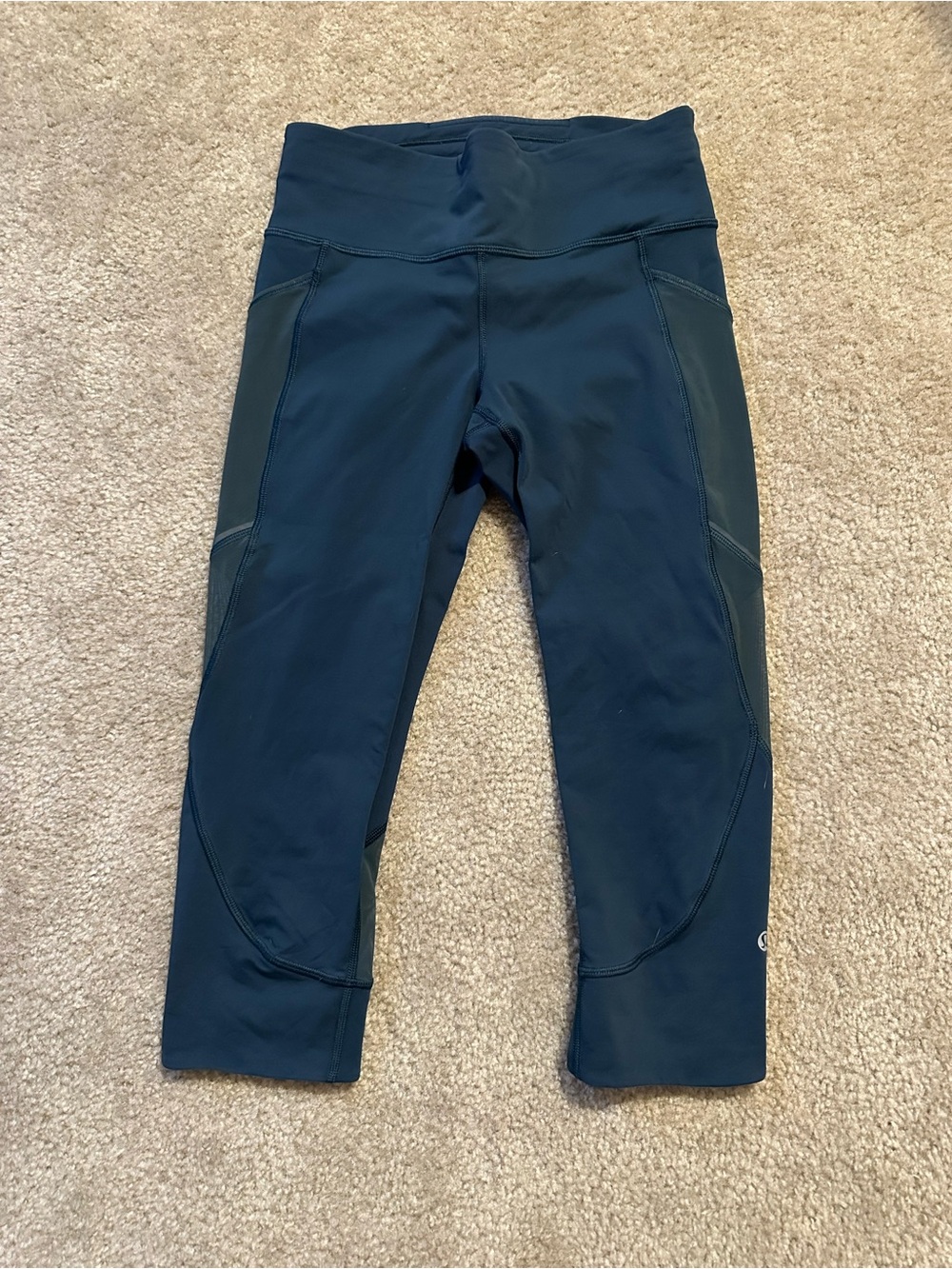 Women’s Lululemon capri leggings, size 6, teal